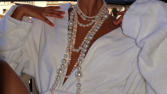 Le Collier de Perles : la Tendance qui Fait Revivre l'Élégance